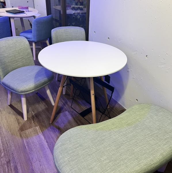 テーブル席は、ソラマメやおにぎりの形をしたユニークなデザインチェアが並び、遊び心のある空間に仕上がっています。自然光が差し込む昼はカフェとして明るく、夜は照明が落ちて大人の雰囲気に。ランチ利用からディナーまで、気分に合わせて過ごせる心地よいスペースです。