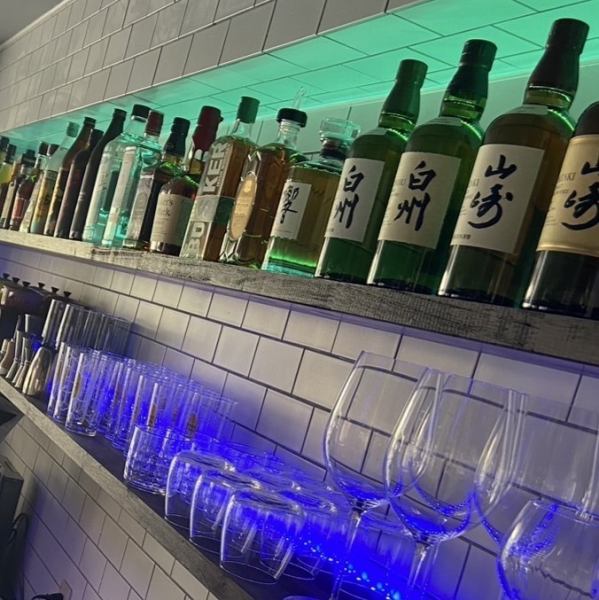 バックバーにはおしゃれに並ぶボトルとオープンキッチンがあり、ライブ感のある空間が魅力。カウンター7席は一人飲みやカップル利用にもおすすめで、スタッフとの会話を楽しみながらゆったり過ごせます。料理が仕上がる音や香りを間近に感じられる特等席として人気です。