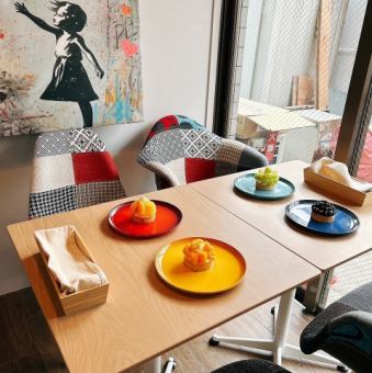 バンクシーアートが目を引く奥のテーブル席は、アートを眺めながら食事が楽しめる特等席。彩り豊かな料理との相性も良く、写真撮影にも人気。おしゃれな空間を求める方に好評です。