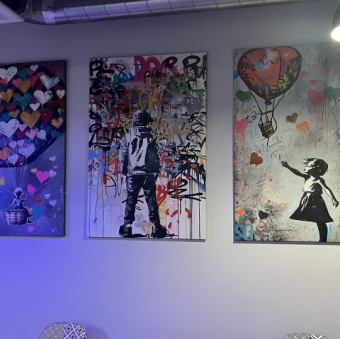 最大30名まで貸切が可能な店内は、打ちっぱなしの壁とバンクシーアートが印象的。昼は明るいカフェ、夜はムードあるバーとして、時間帯で雰囲気が変わります。歓送迎会や女子会、誕生日パーティーなどにぴったりの空間です。