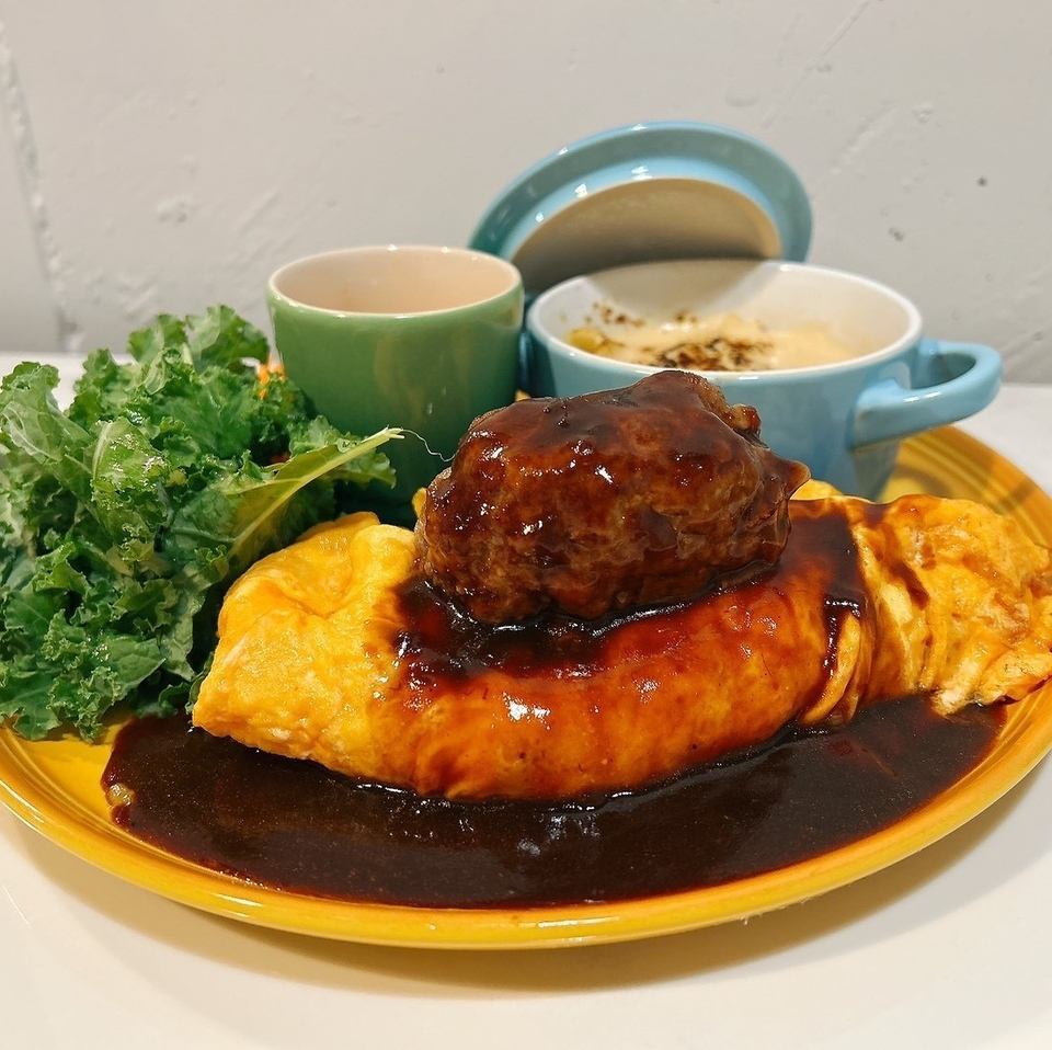 昼はアートが映えるカフェ、夜は大人のダイニングバー