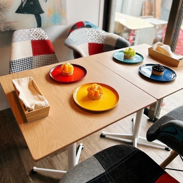 店内奥には印象的なアートが飾られたテーブル席があり、落ち着いた照明と打ちっぱなしの壁がシックな雰囲気を演出。アートを眺めながら過ごす時間は、まるで小さなギャラリーにいるよう。デートや女子会など、ゆったり会話を楽しみたいシーンにぴったりで、写真映えも抜群です。