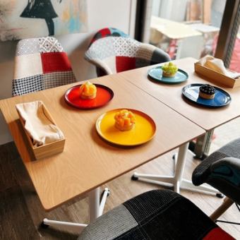 壁画アートが目を引く奥のテーブル席は、アートを眺めながら食事が楽しめる特等席。彩り豊かな料理との相性も良く、写真撮影にも人気。おしゃれな空間を求める方に好評です。