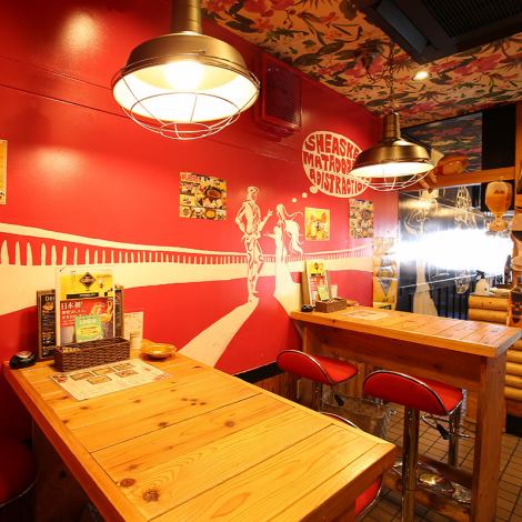 The stylish table seats are perfect for a small group of girls' gatherings.The restaurant boasts wall paintings drawn by manga artist Hironobu Koda, so why not use it for girls' gatherings as well as group parties?