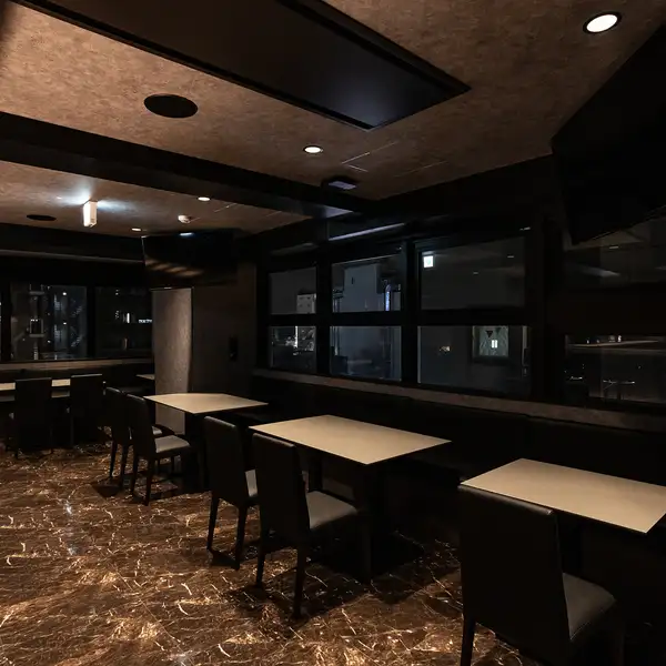 大人な雰囲気が漂うシックな店内。5台のモニターを眺めながら、ゆったりと過ごせるテーブル席。ライブ感を楽しむカウンター席。シチュエーションに合わせて、上質な料理とお酒をご堪能ください。