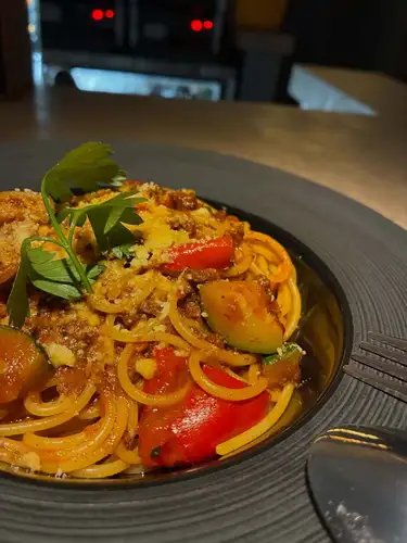 〜Today’s Special 〜

_

ボロネーゼパスタ　¥1480
女性男性問わず人気の高い当店のパスタメニューでの1番人気のボロネーゼ。
当店のメルローなどの赤ワインや、山崎・白州・響などのウイスキーと共に是非

_

OPEN 17:00ー05:00 (L.O.04:00）
@vesta_beerbar 

#関内 
#横浜 
#横浜グルメ 
#横浜ディナー
#朝まで