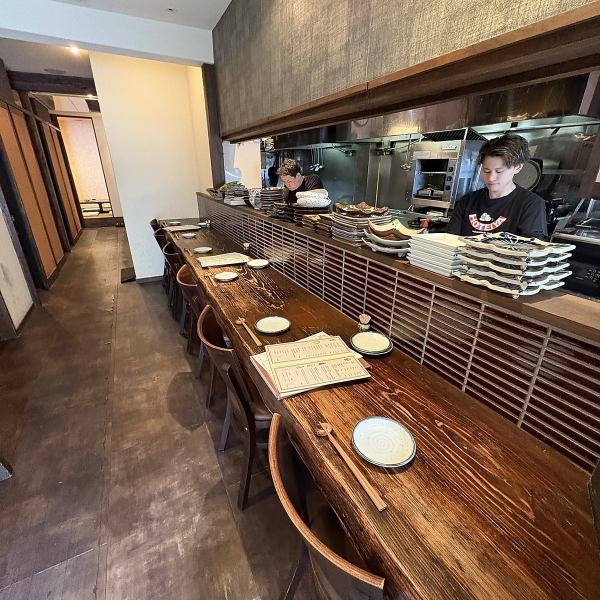 【上質な店内で味わう食事】落ち着いた雰囲気の店内ではゆっくりお食事をしていただけるようにカウンターもテーブルも広めの造りにしています。会社帰りのサク飲みにもお気軽にお越しください。一度来ていただいたらリピートすること間違いなし！
