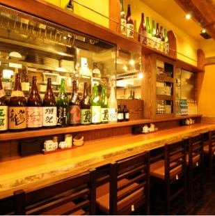 キッチンシアターの特等席です。料理が作られるライブ感が楽しめるのがカウンター席の最大の魅力！炭焼き台で焼かれる串焼きを見ながらもお酒が進む！活気あふれるライブ感を感じながらごゆるりと！