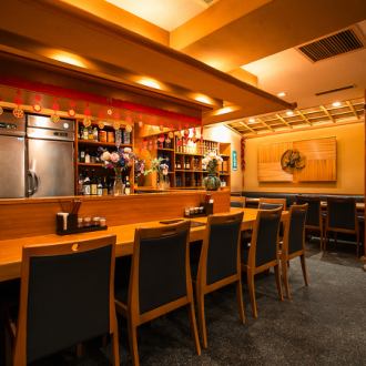 設有10個吧台座位，可輕鬆享用飲料和餐點。它非常適合下班後、飯後、聚會後或約會時喝一杯。