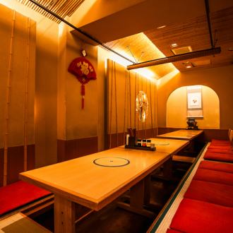 【全包廂】配備下沉式被爐桌的包廂，最多可容納34位賓客。與朋友或同事共度悠閒時光。可承辦歡迎會、歡送會、忘年會、新年會等各種大型宴會。
