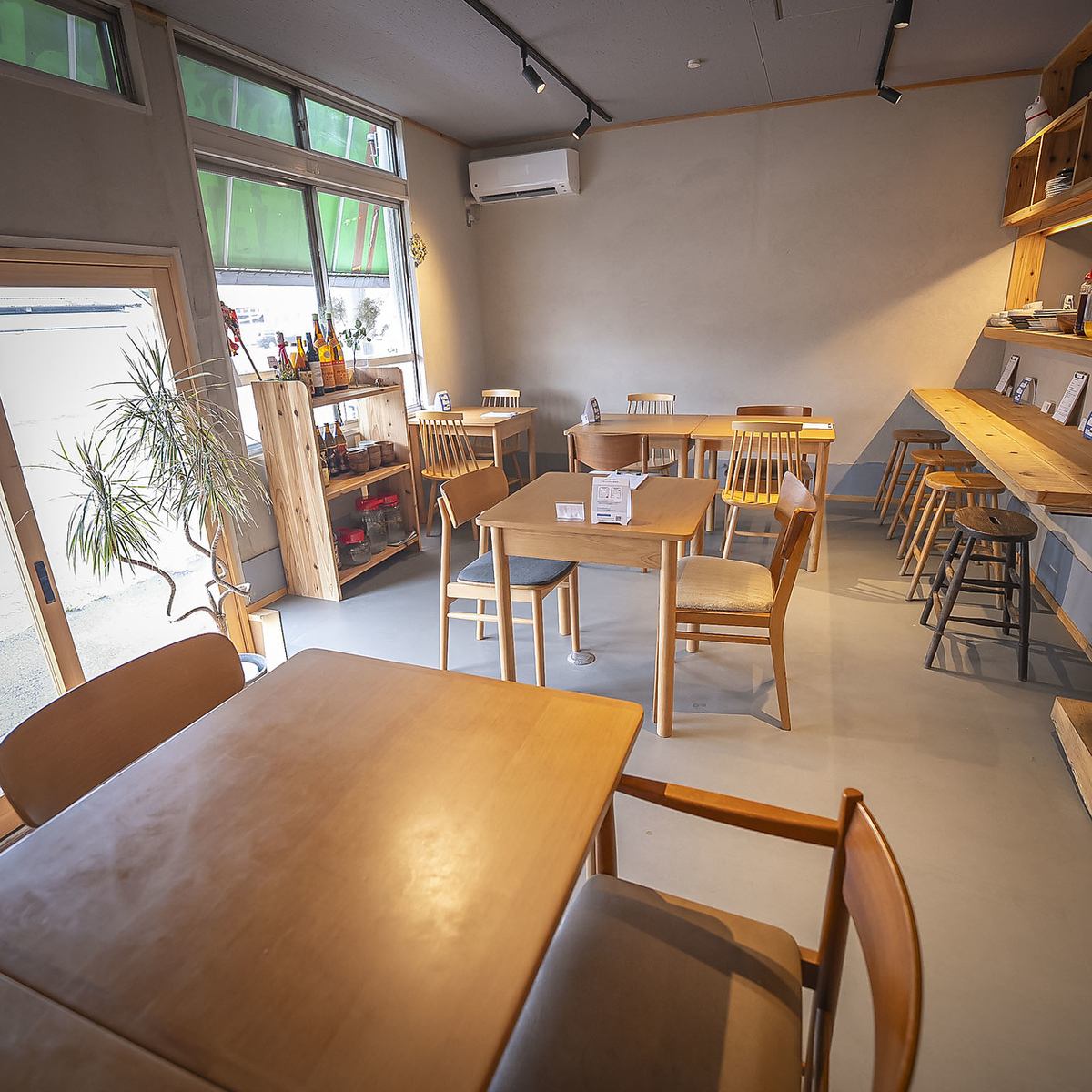 窓から差し込む自然光が心地よい♪落ち着きの空間◎