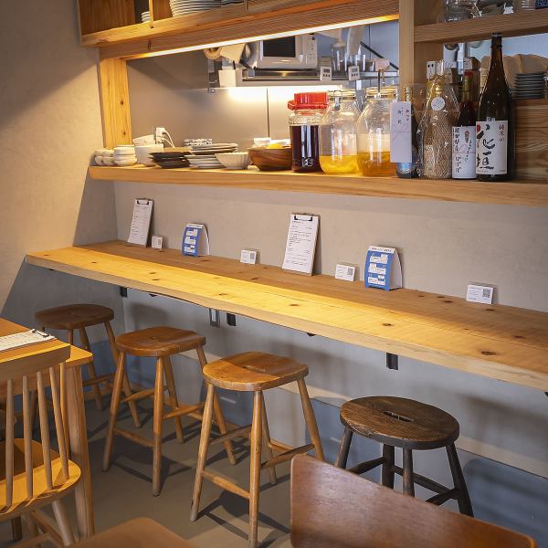 【落ち着いた雰囲気◎】間接照明が優しい光を放つ店内は、木を基調とした温かみのある空間です。カウンター席を4席ご用意しており、おひとりさまでも気軽にご利用いただけます。リラックスしたひとときをお過ごしいただける、心地よい雰囲気が漂います♪
