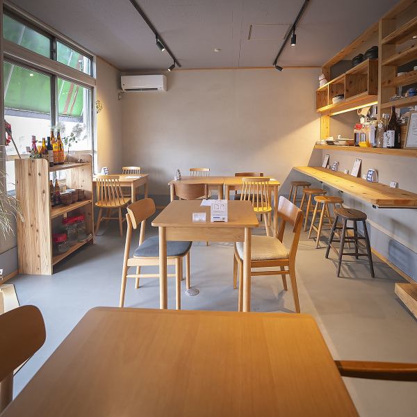 【温もりある空間◎】間接照明が優しく灯る木を基調とした店内は、落ち着いた雰囲気が広がります。2名がけのテーブル席を6つご用意しており、繋げて利用することもできるため、少人数から大人数まで対応可能です。リラックスしたひとときを過ごせる、居心地の良い空間で大切な時間をお楽しみください。