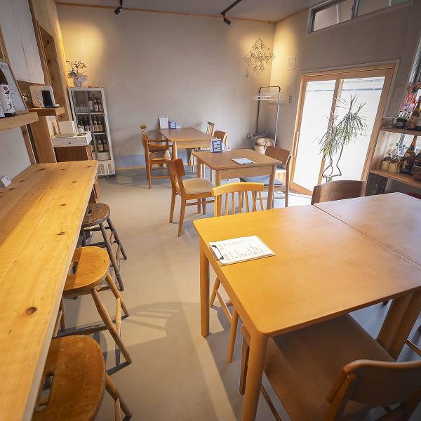 【駅近の隠れ家◎】近鉄長野線富田林駅北口から徒歩約7分の好立地にあります。落ち着いた雰囲気の店内は、木を基調とした温かみのある空間で、リラックスしてお食事を楽しめます。おひとりさまでも気軽に立ち寄れるアットホームな雰囲気が魅力。