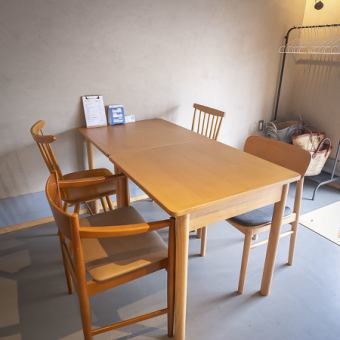 2名がけのテーブル席が6つあり、友人や家族との食事にぴったり。温かみのある木のインテリアが、心地よい空間を演出します。