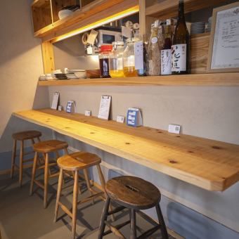 カウンター席は4席あり、目の前で料理を楽しむことができます。お一人様も大歓迎で、シェフとの会話が楽しめるアットホームな雰囲気。
