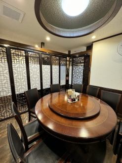 円卓個室もご用意あり。少人数でのご宴会はもちろん、仕切りを外せば最大30名様までのご利用も可能です。