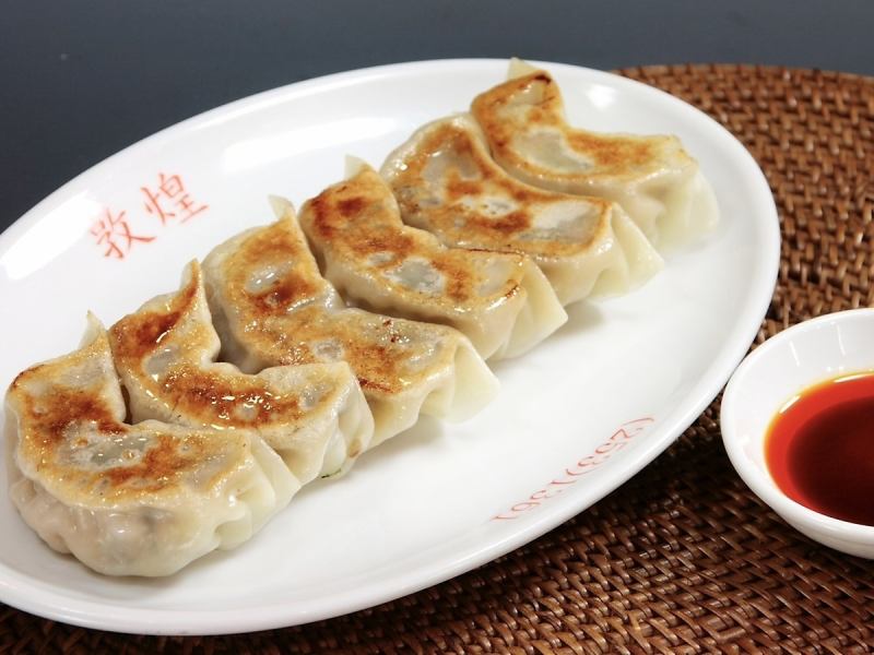 【大人気】パリッ、ジュワッ。食欲そそる黄金バランスの中華餃子