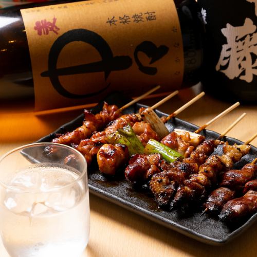 한 개 한 개 정중하게.꼬치에서 구운 구운 구운 새