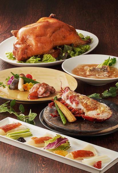 我們採用魚翅、鮑魚和北京烤鴨等中國傳統食材精心準備的菜餚一定會讓您的客人滿意。我們有兩間私人房間，一間有圓桌，一間面對面。享受寧靜的時光。