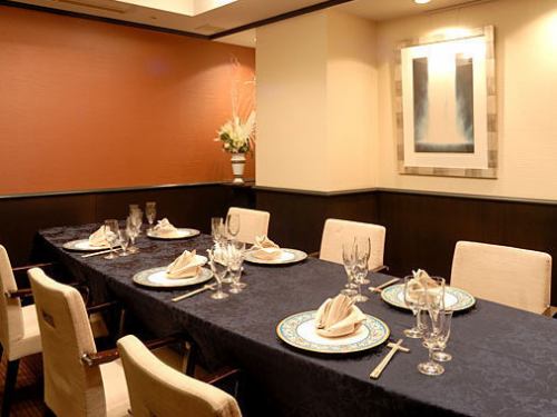 It is a face-to-face table private room that you can use for 4 to 8 people.