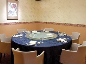 It is a private room with a round table overlooking everyone's face.It is a private room that is easy to use for both private and business.