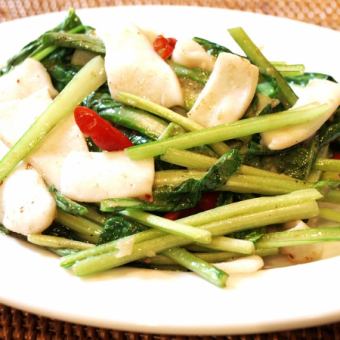 Stir-fried squid and green leaves with garlic