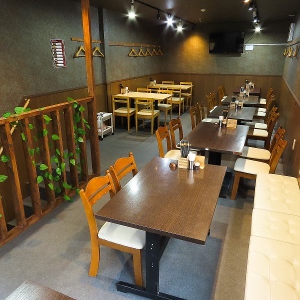 当店は、お一人様から各種宴会に最適な広々としたテーブル席、大人数で利用できる貸切スペースを完備しています。温かみのある落ち着いた空間で、心ゆくまでゆったりとお食事をお楽しみいただけます。