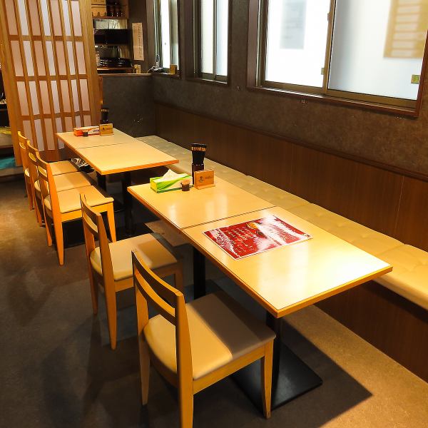 新日本橋駅から歩いて数分、都会の喧騒から離れた店内は木目調の温かい内装と、清潔感があり、開放的な空間が心を落ち着かせてくれます。昼はランチに、夜はお食事のほか、飲み会にもおすすめです。どんな方にも居心地の良い時間をお届けします。