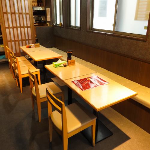 1階のテーブル席は、仕事帰りの飲み会やカジュアルな食事にぴったりです。最大12名様までのグループ利用も可能なので、様々なシーンでご利用いただけます。本場の味を気軽に味わってください。
