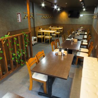 2階は36席の広々としたテーブル席です。大人数での宴会やパーティーに最適！周りを気にせず、お仲間だけで盛り上がっていただけます。会社の飲み会やサークルの打ち上げにご利用ください！