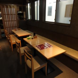 2階にもテーブル席をご用意！広々とした空間で、ゆったりとお食事をお楽しみいただけます。ご家族での食事会や、大人数での集まりなど、様々なシーンに柔軟に対応いたします。