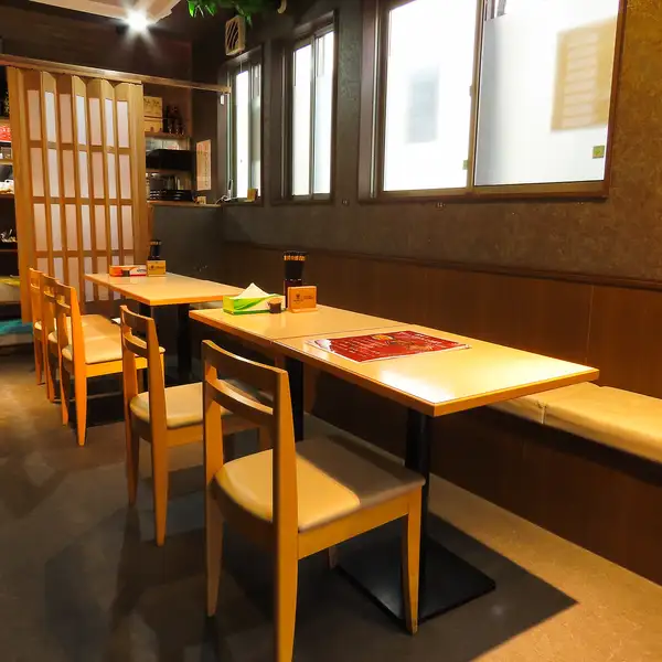 当店は、お一人様から各種宴会に最適な広々としたテーブル席、大人数で利用できる貸切スペースを完備しています。温かみのある落ち着いた空間で、心ゆくまでゆったりとお食事をお楽しみいただけます。