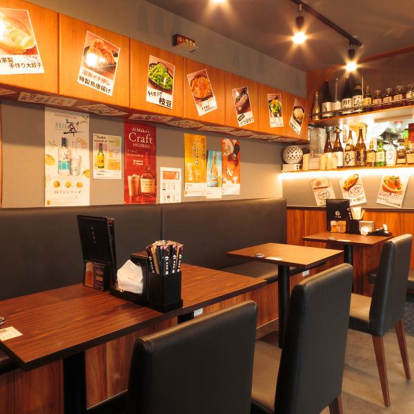 落ち着いた店内は、会社帰りの一杯や地元の方の憩いの場に最適です。大型TV完備で、熱気溢れるスポーツ観戦からアットホームな貸切パーティまで幅広く対応◎きめ細やかなおもてなしと、ゆったり流れる時間の中で、日常を忘れてくつろげる至福のひとときを。大切な方との語らいも弾みます。