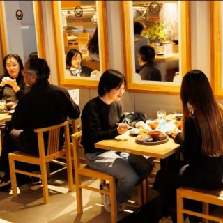 ソファー席と椅子のテーブル席。接待・女子会・誕生日会などにおすすめ結合可能で最大10名様まで可能