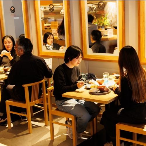 ソファー席と椅子のテーブル席。接待・女子会・誕生日会などにおすすめ結合可能で最大10名様まで可能