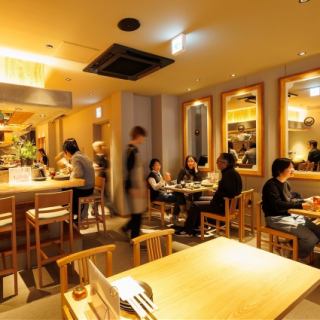 様々なシーンにご利用可能なテーブル席。