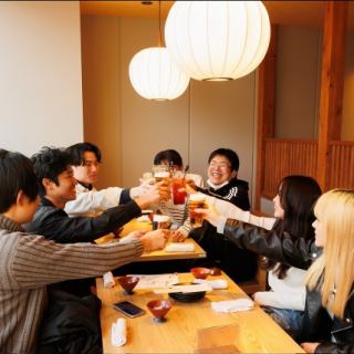 ソファー席と椅子のテーブル席。接待・女子会・誕生日会などにおすすめ結合可能で最大10名様まで可能