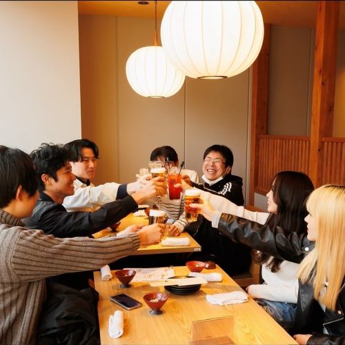 ソファー席と椅子のテーブル席。接待・女子会・誕生日会などにおすすめ結合可能で最大10名様まで可能