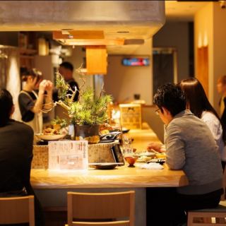 目の前で作り上げるお料理を見ながらお楽しみいただけるカウンター席。仕事終わり、デート利用など落ち着いたシーンにおすすめ