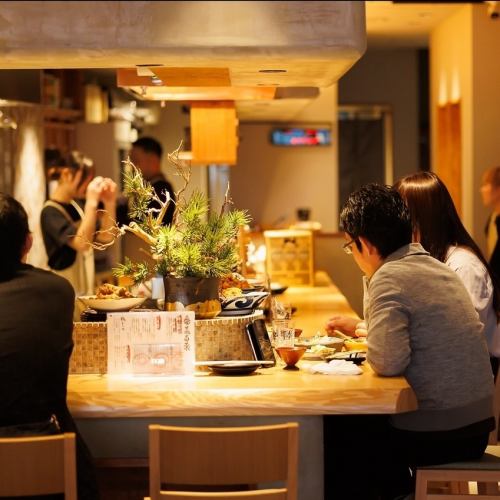 目の前で作り上げるお料理を見ながらお楽しみいただけるカウンター席。仕事終わり、デート利用など落ち着いたシーンにおすすめ