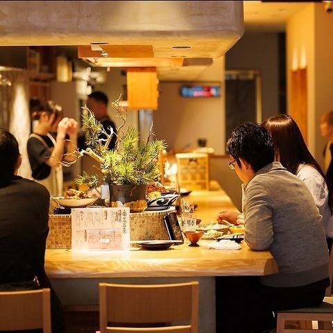 【敏腕デザイナーによる洗練された空間】オープンキッチンで職人が調理する様子を間近で楽しめるライブ感も自慢です【金山/金山駅/居酒屋/個室/飲み放題/食べ飲み放題/海鮮/肉/食べ放題/送別会/歓迎会/宴会/誕生日/女子会】