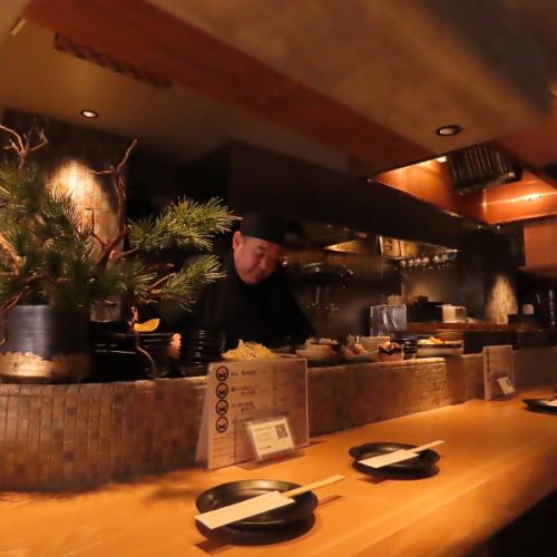 目の前で作り上げるお料理を見ながらお楽しみいただけるカウンター席。仕事終わり、デート利用など落ち着いたシーンにおすすめ【金山/金山駅/おばんざい/おでん/鍋/海鮮/食べ放題/飲み放題/食べ飲み放題/個室/忘年会/新年会/歓迎会/送別会/女子会】