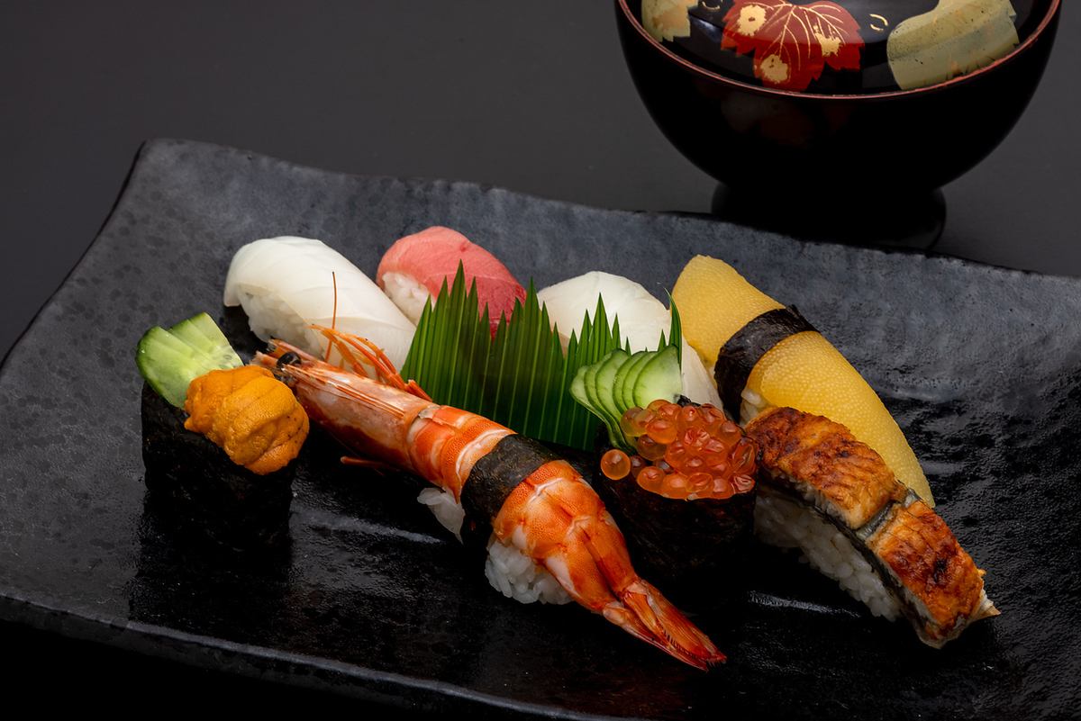 寿司をメインに、麺類や丼物なども品ぞろえのあるお店。宴会や食事会にもおすすめです