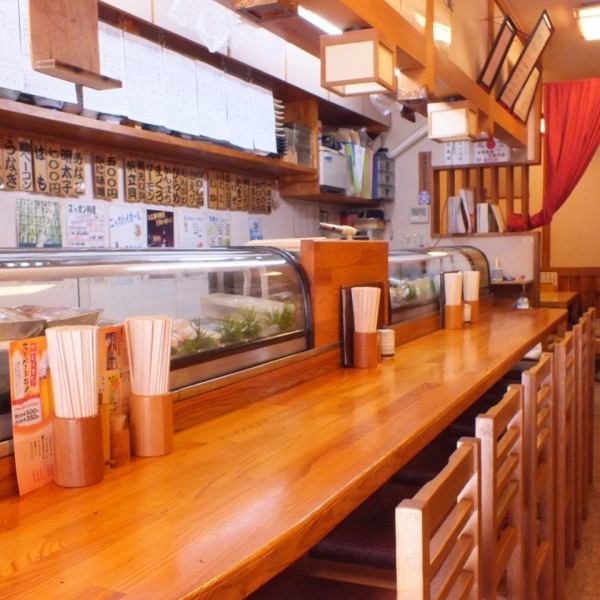 A counter where you can casually drink alone.The sashimi that can be seen over the counter is fresh and has an exquisite taste.Please feel free to come by yourself.We have parking for 2 cars.