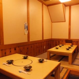 We have tatami seats that can accommodate up to 10 people.