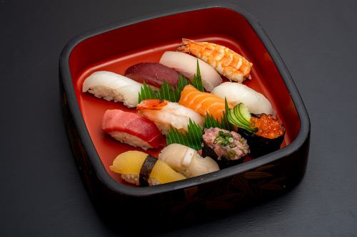 Assorted sushi Suzuran