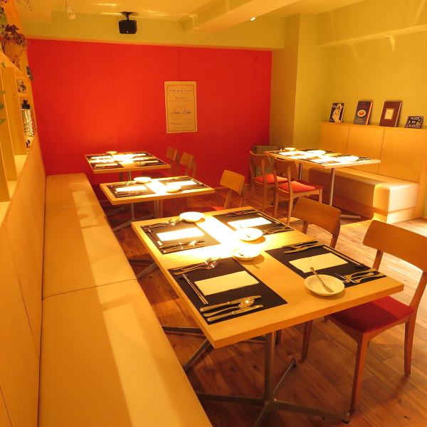 輕鬆的氛圍中的休閒法式！在時尚的空間中享用正宗的法國美食。餐桌座位可容納2人×8個座位！如果人數增加，可以將座位連接起來，一張桌子最多可容納12人。（如果座位分開，最多可容納 18 人。)