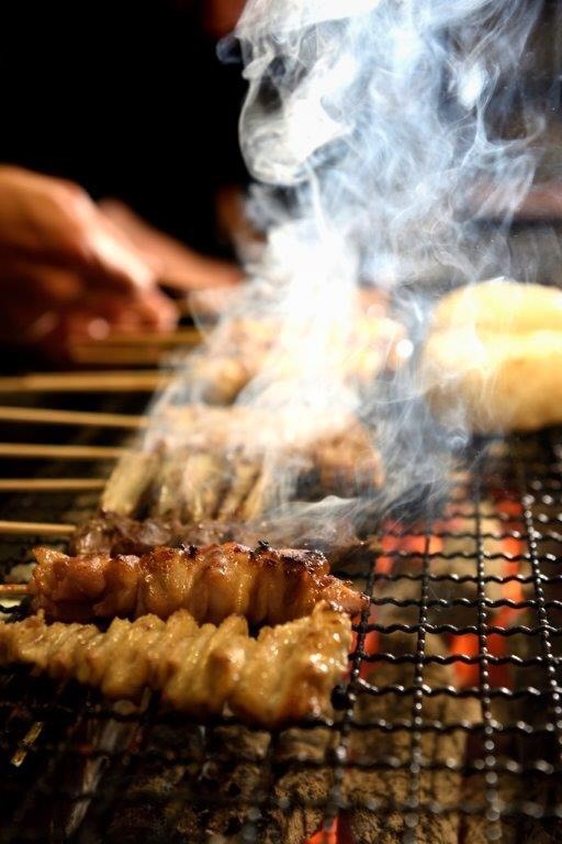 五感を刺激する大人の隠れ家。職人が備長炭で焼き上げる本格焼鳥