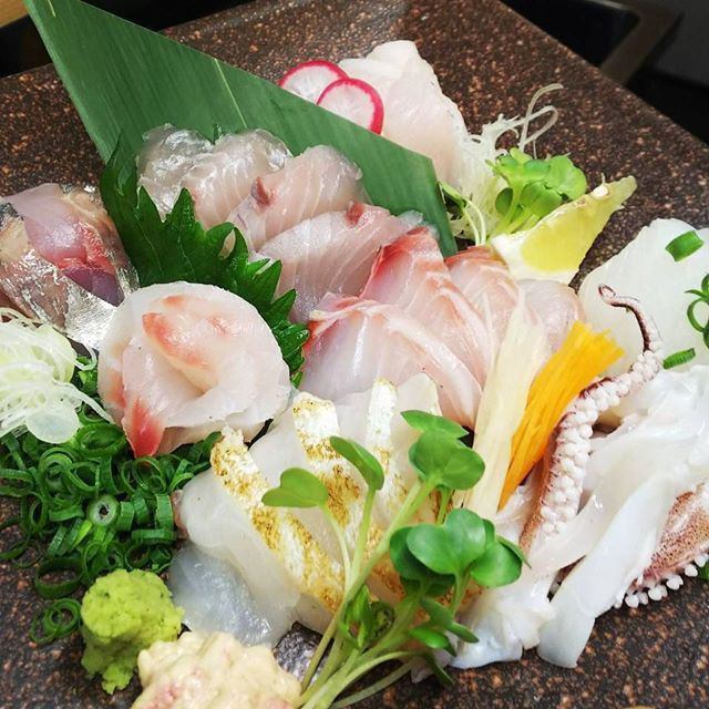 店内で手打ちした自家製そば、相模湾、東京湾の地元の季節の旬の魚、そば出汁を使用した鴨鍋、おでん。厳選した日本酒、焼酎をはじめとしたドリンクをお愉しみ下さい。